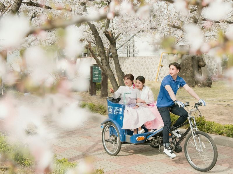 Seoul Retro Town Tour with Pedicab