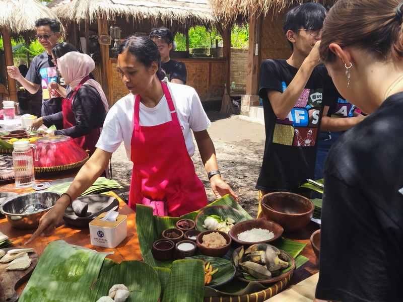 Local Market Tour & Cooking Class