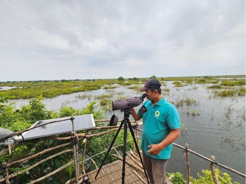 Birdwatching and floating village expedition