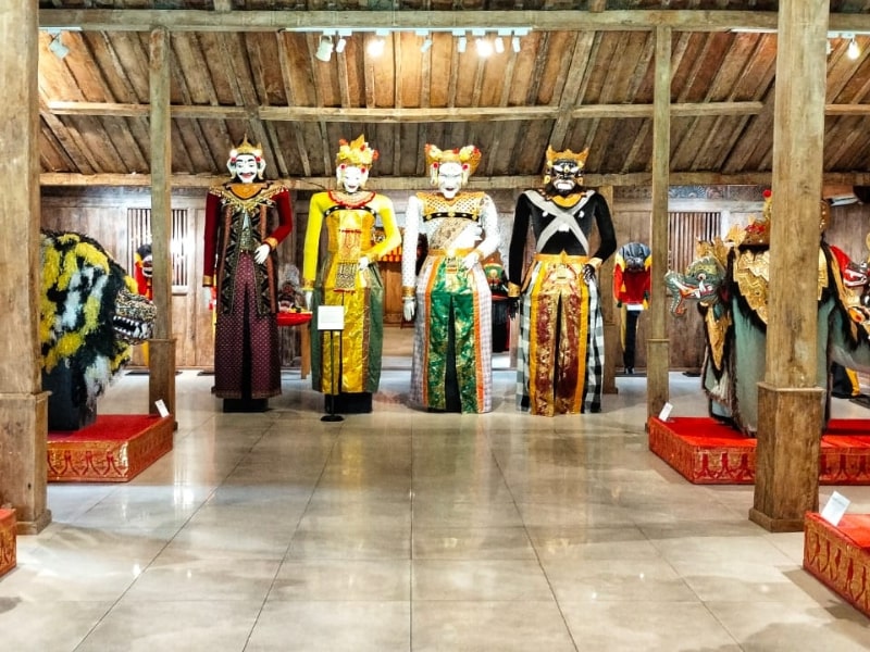 Bali Starling Story, House of Masks & Puppets