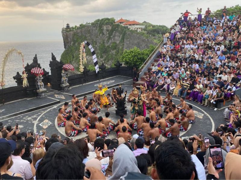 Uluwatu temple, Rhythm of night with dinner