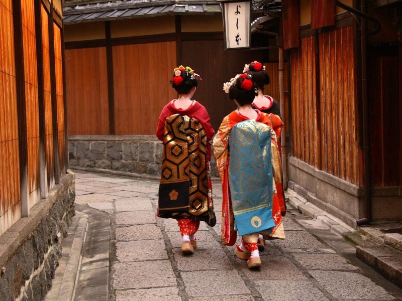 Evening Walk Graceful Geisha and Scenic Streets