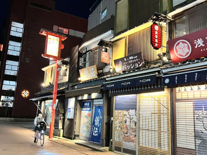 Luxury - Crafts & Secrets of Asakusa by car