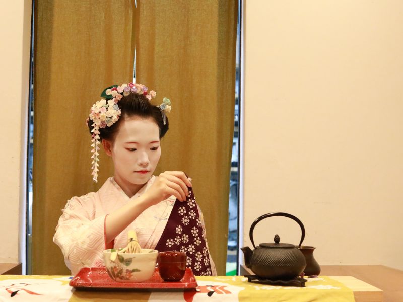 Tea & River Cruise with a Maiko in Fukuoka
