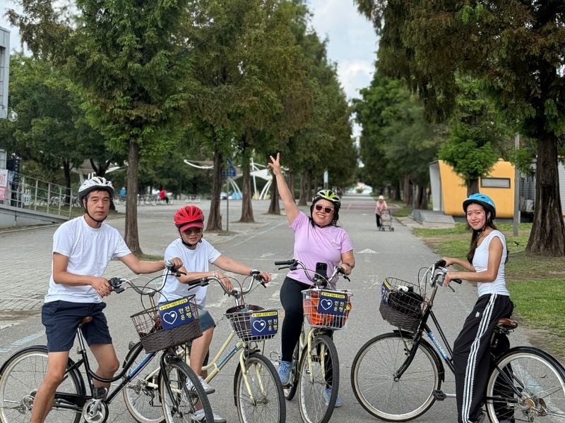 Explore Seoul Forest and Seongsu by Bike (PRIVATE)