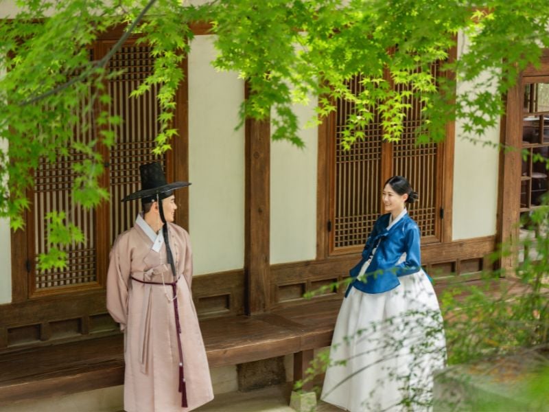 Hanbok Photoshoot in the Heart of Seoul