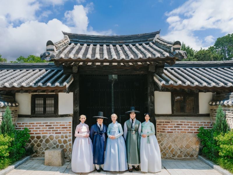 Hanbok Photoshoot in the Heart of Seoul