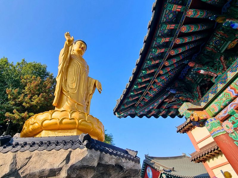 Seoul’s Living Heritage: Markets & Handcrafted Traditions