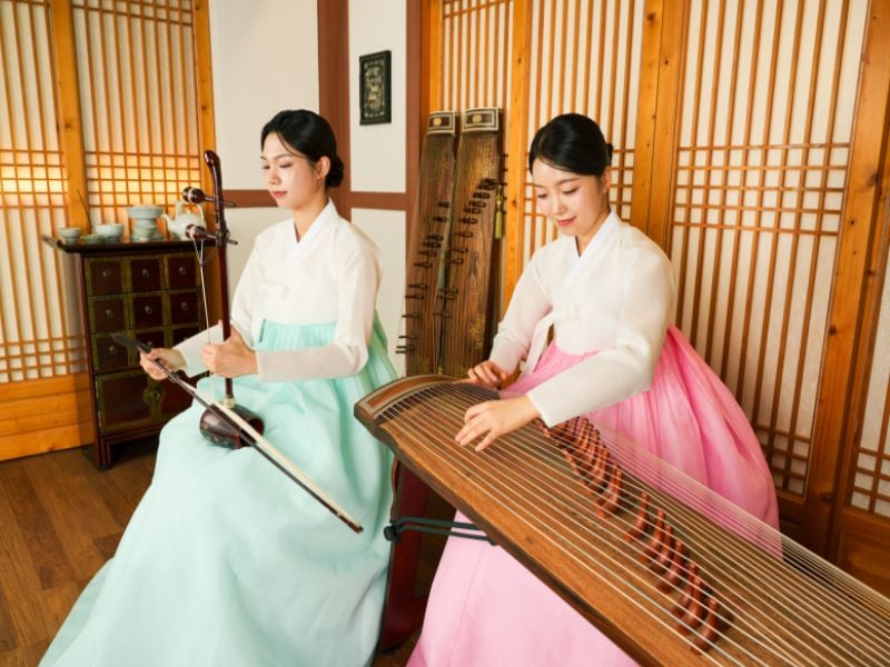 Threads & Harmony: Insadong Day Exploration