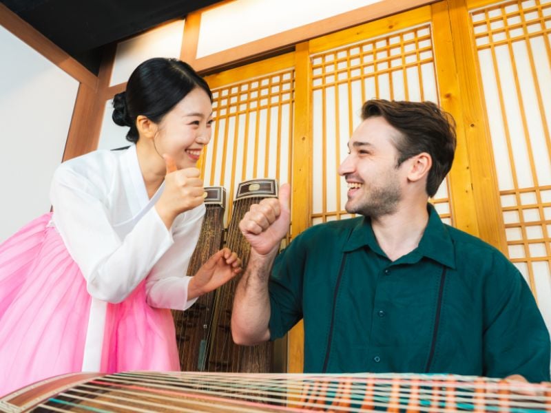 Threads & Harmony: Insadong Day Exploration