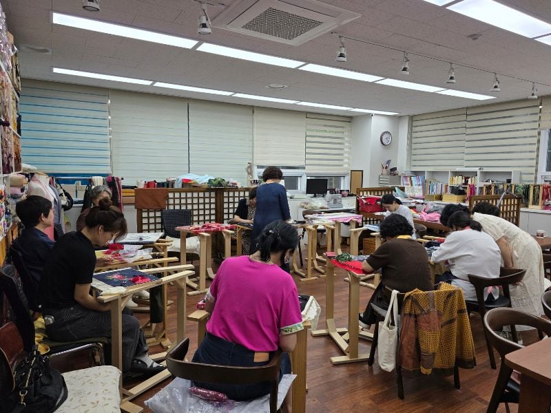 Threads & Harmony: Insadong Day Exploration
