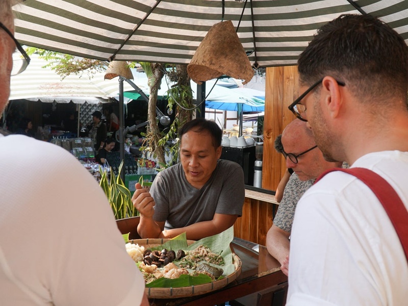 Chef Somsack’s Morning Market Stroll