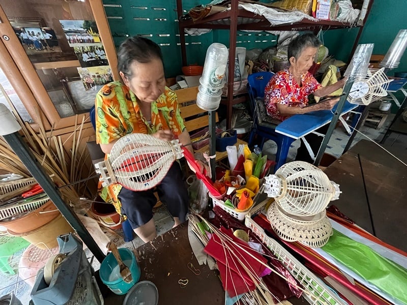 The Art of Thai Flag and Lantern Crafting