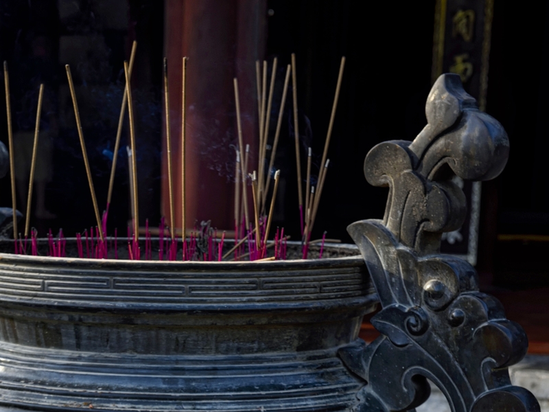 Emperor Life Through Descendants’ Memory