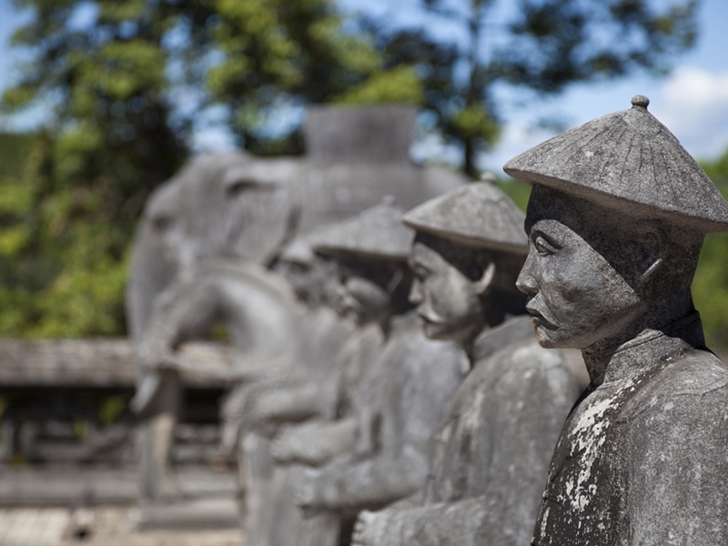 Emperor Life Through Descendants’ Memory