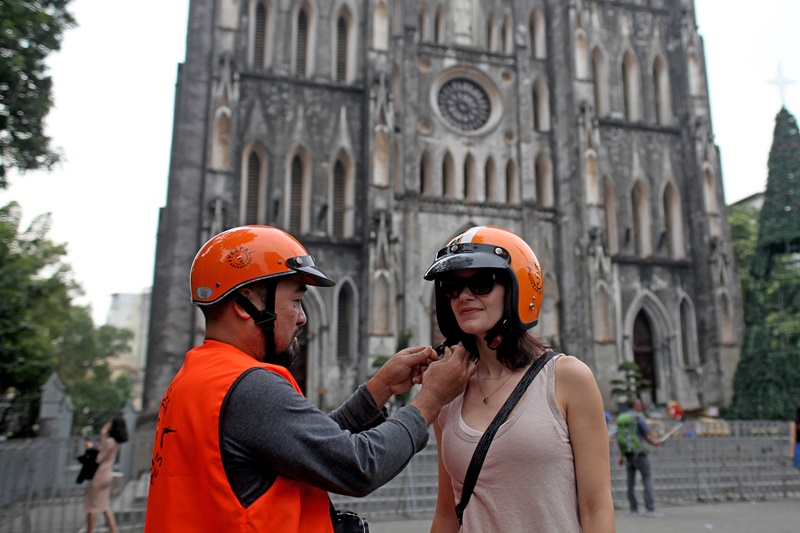 Vespa Tour Hanoi Behind the Scenes