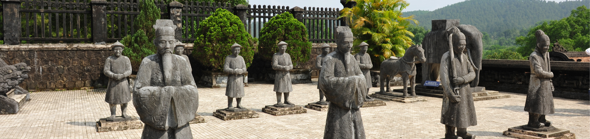 Image of Emperor Life Through Descendants’ Memory