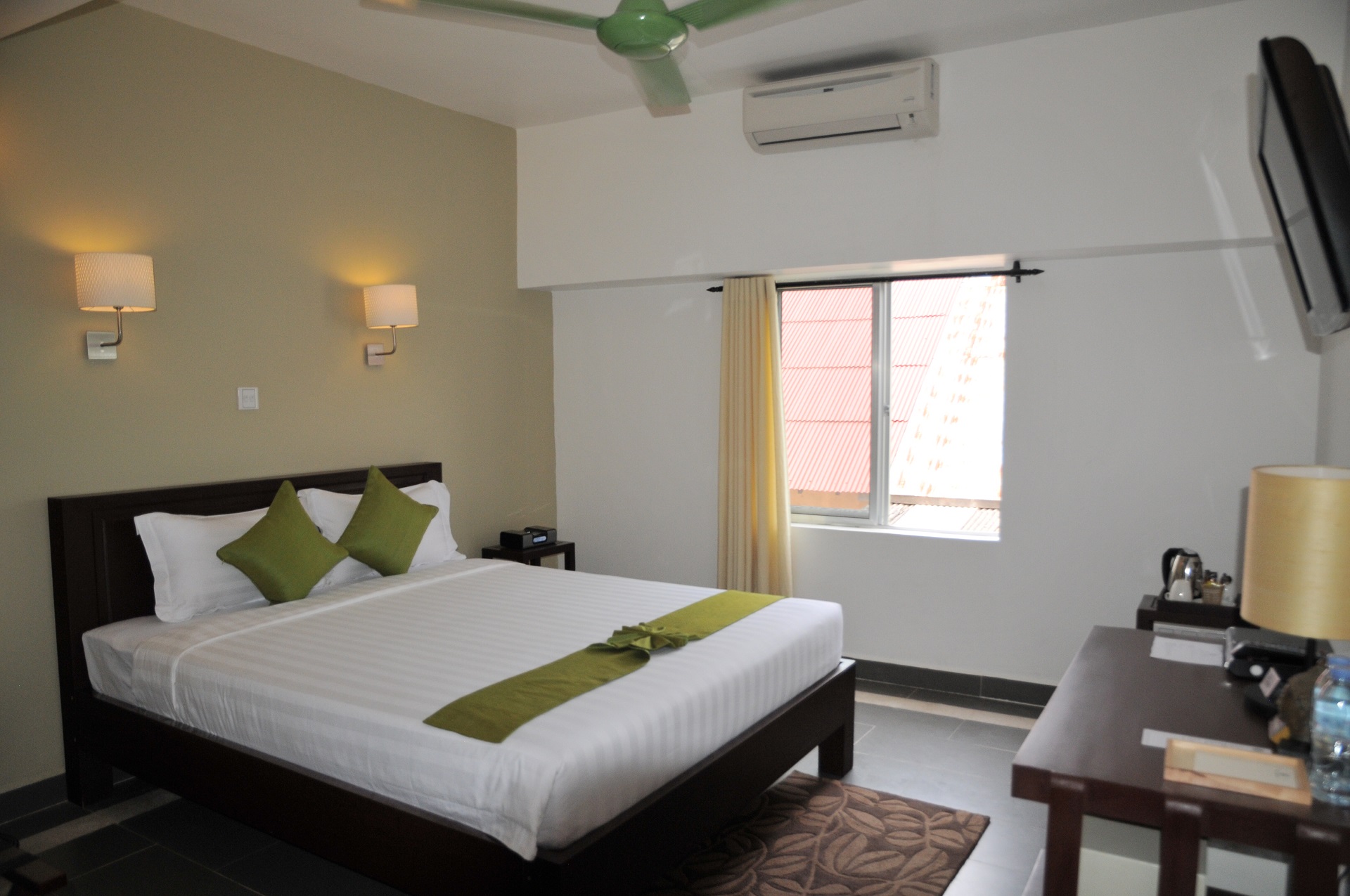 The Columns Kampot Hotel