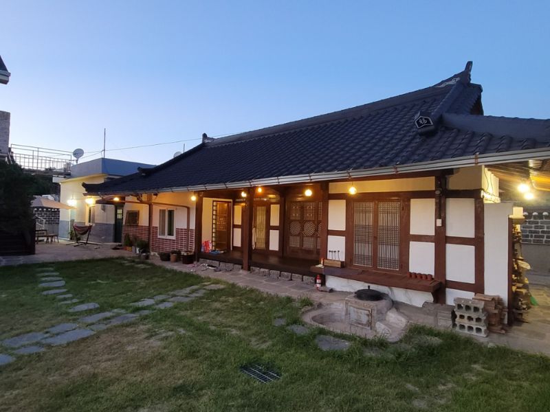 Daeryong 1925 Private Hanok