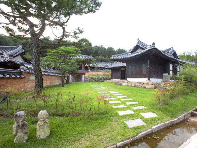 Haunjae Andong Hahoe (Giwa Hanok)
