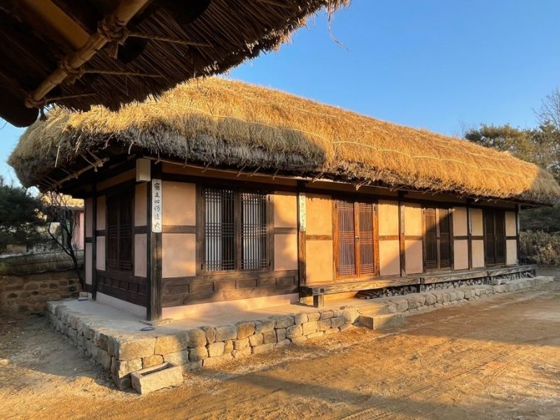 Hwawoljeong Andong Hahoe (Choga Hanok)