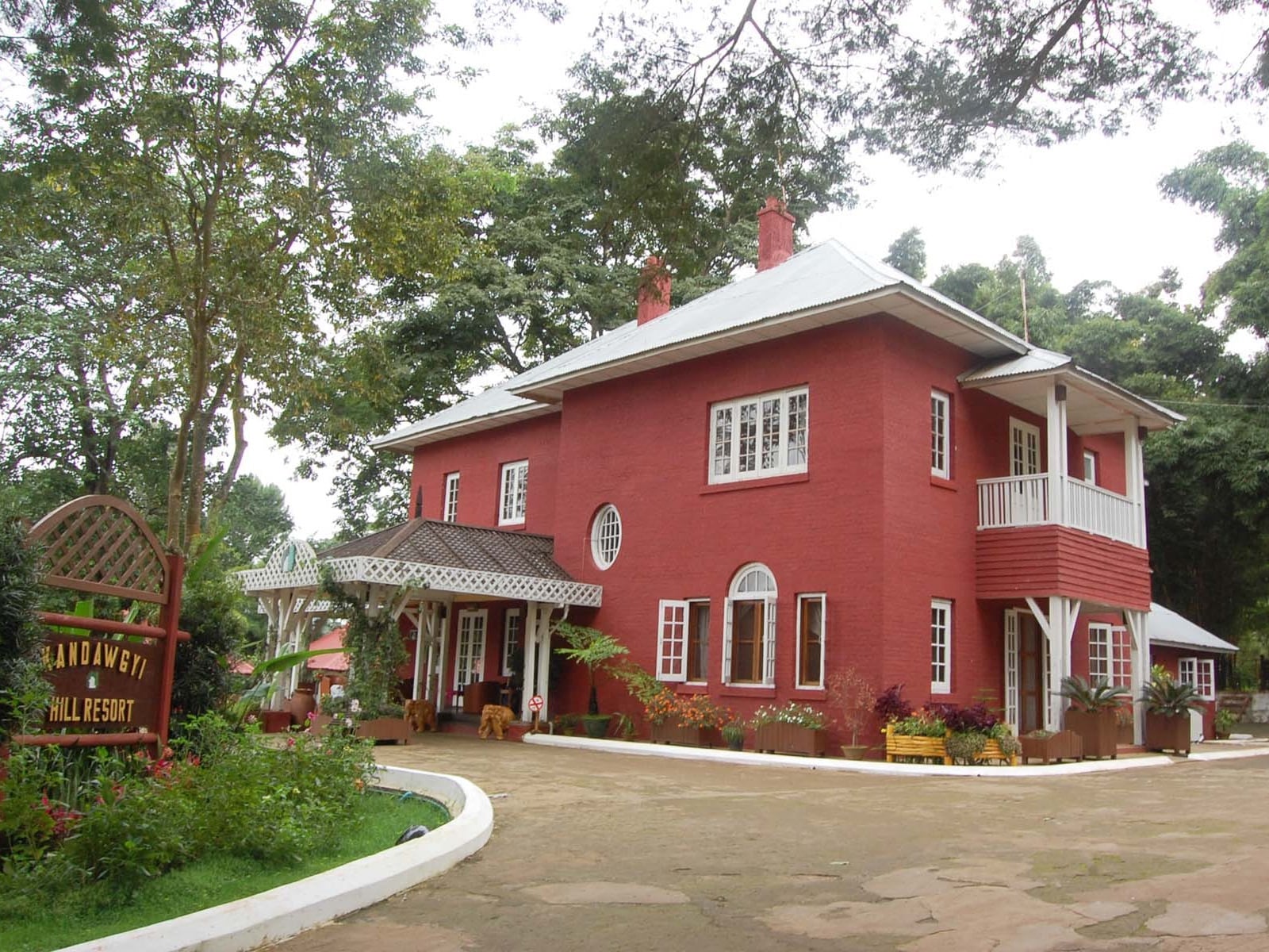 Kandawgyi Hill Resort