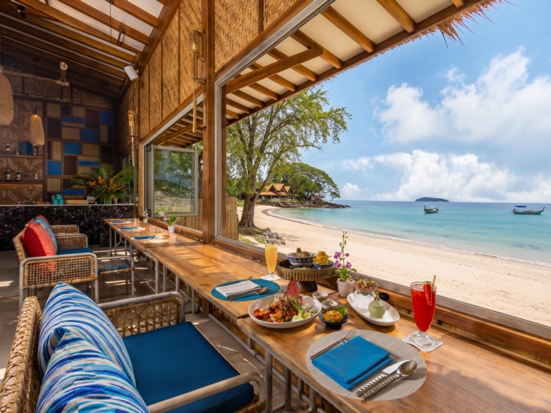 Outrigger Phi Phi Island Resort (F.Zeavola Resort)