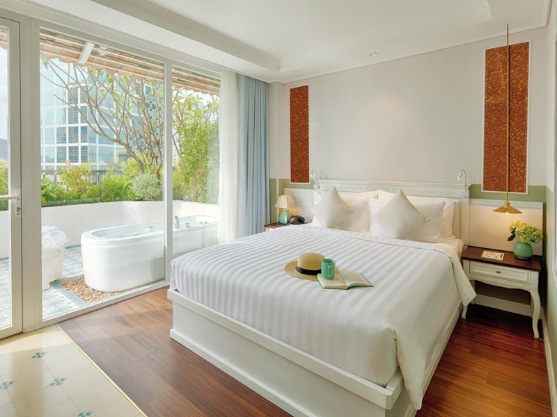 Au Lac Charner Hotel
