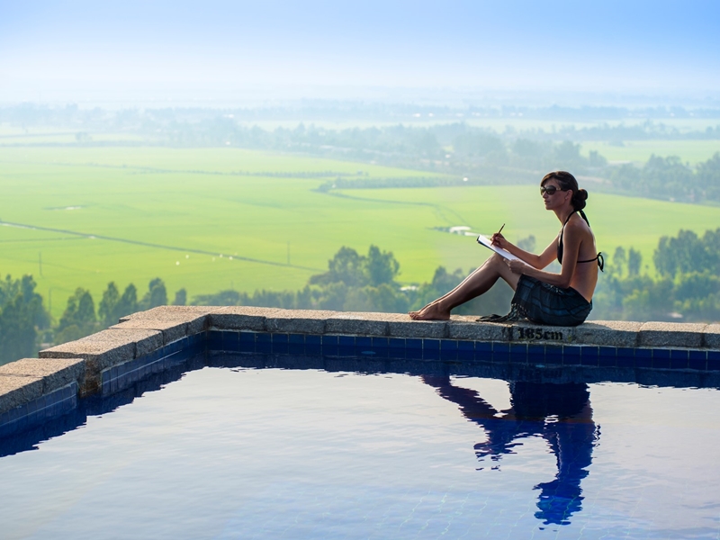 Victoria Nui Sam Lodge