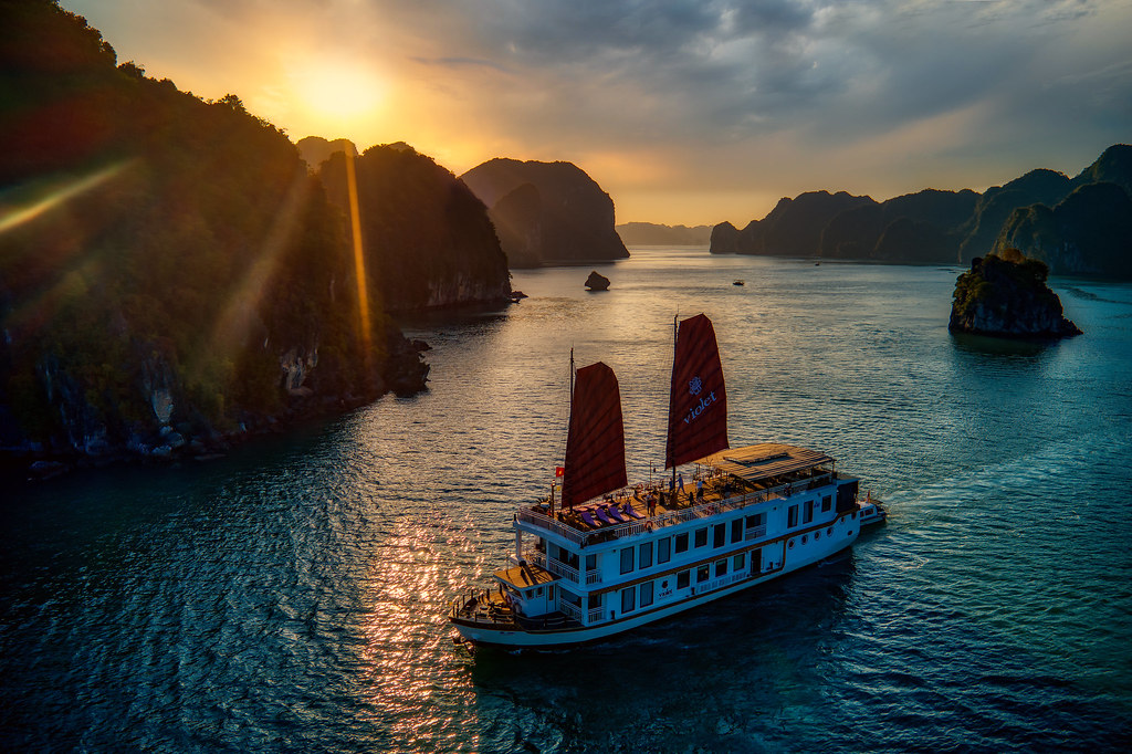 Overnight Boat Cruise on Halong Bay (Bai Tu Long Bay) 3D2N
