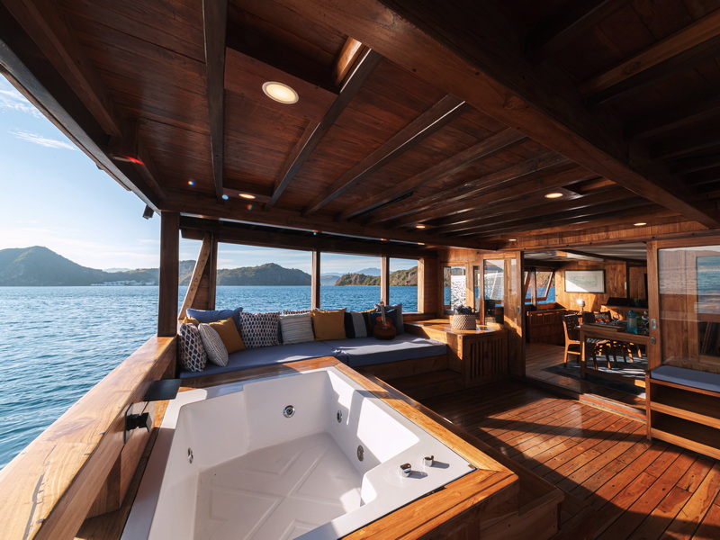 Discover Komodo’s Wonders on Luxury Phinisi