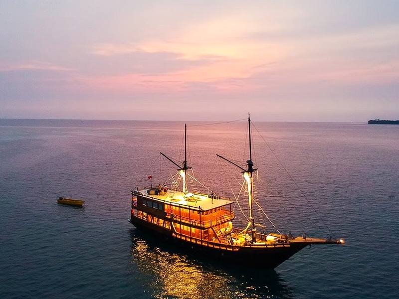 Discover Komodo’s Wonders on Luxury Phinisi