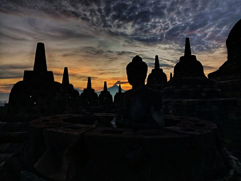 Old Town and Largest Buddhist Temple