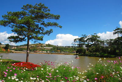 vn-dalat-lake-view