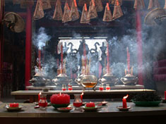 vn-pagoda-candles-incense-saigon