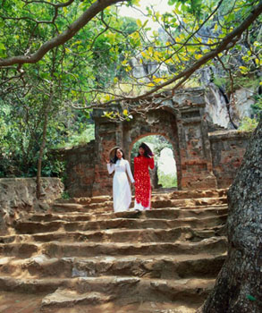 danang_marble-mountain-girls