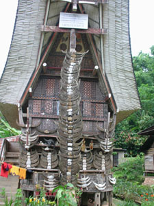 ind0-sulawesi-tongkonan-house1