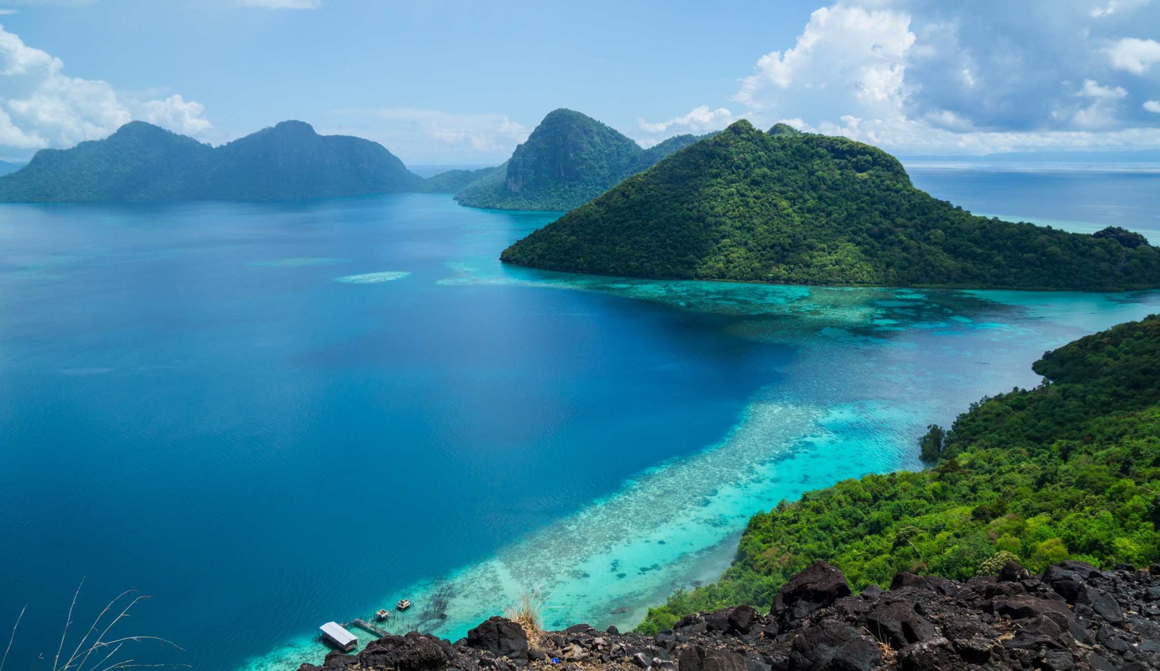 Malaysia-Sabah-Scenery-Tun-Sakaran-Marine-Park-Tropical-Island-in-Semporna-from-the-Peak-of-Bohey-Dulang-Island-Shutterstock_273358691